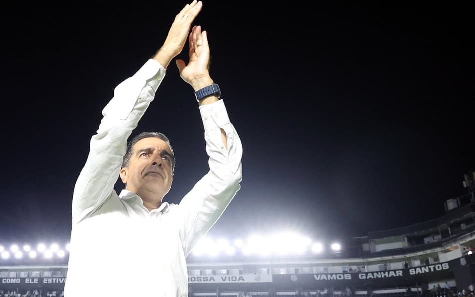 Renato Paiva cumprimentando torcedores do Botafogo na Vila Belmiro (Foto: Vítor Silva/Botafogo)