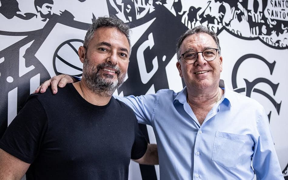 Alexandre Mattos e Marcelo Teixeira após anúncio do novo Executivo de Futebol do Santos, no CT Rei Pelé (Foto: Raul Baretta/ Santos FC)