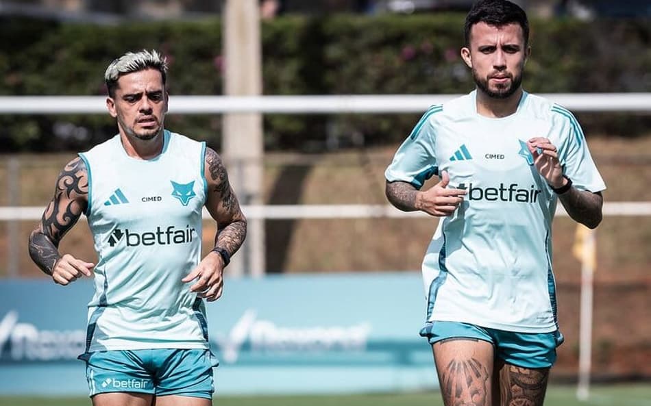 Lateral Fagner e meia Matheus Henrique em treino do Cruzeiro na Toca da Raposa (Foto: Gustavo Aleixo/Cruzeiro)