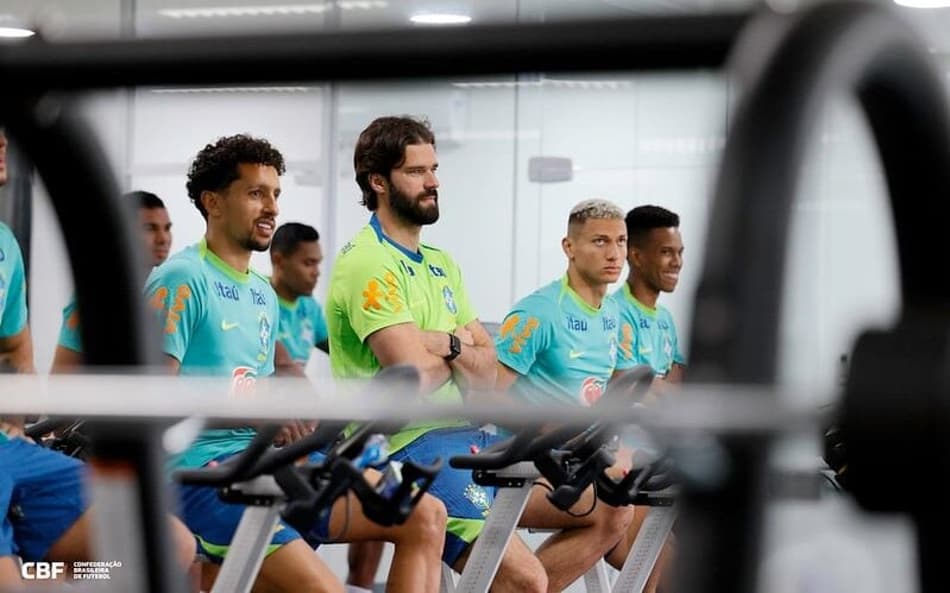 Alisson ressalta o poder da comunicação objetiva do técnico Carlo Ancelotti durante entrevista coletiva. (Foto: Rafael Ribeiro/ CBF)