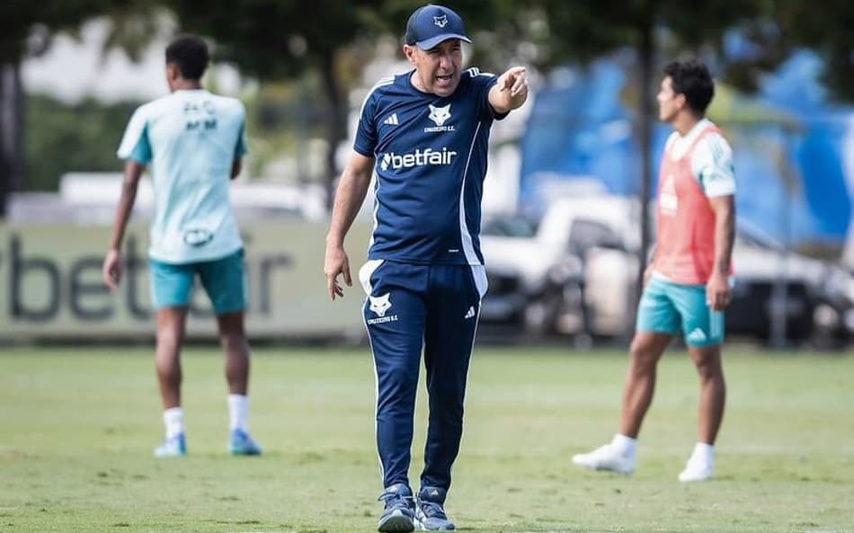 Técnico Leonardo Jardim, do Cruzeiro, em treino na Toca da Raposa (Foto: Gustavo Aleixo/Cruzeiro)
