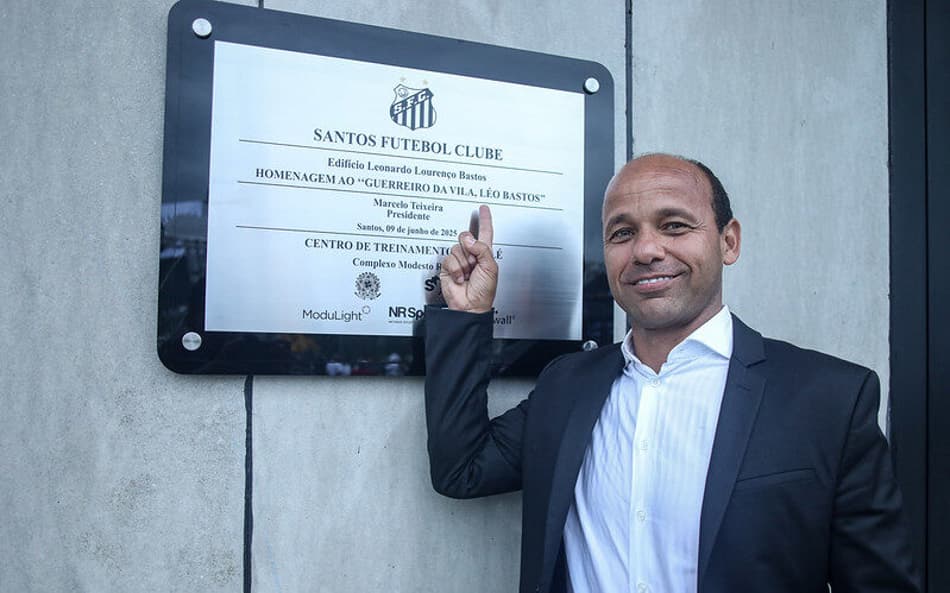 Léo Bastos comemora inauguração do CT da base e do feminino que leva seu nome. Ídolo tem 456 jogos com a camisa do Peixe. (Foto: Reinaldo Campos/ Santos FC)