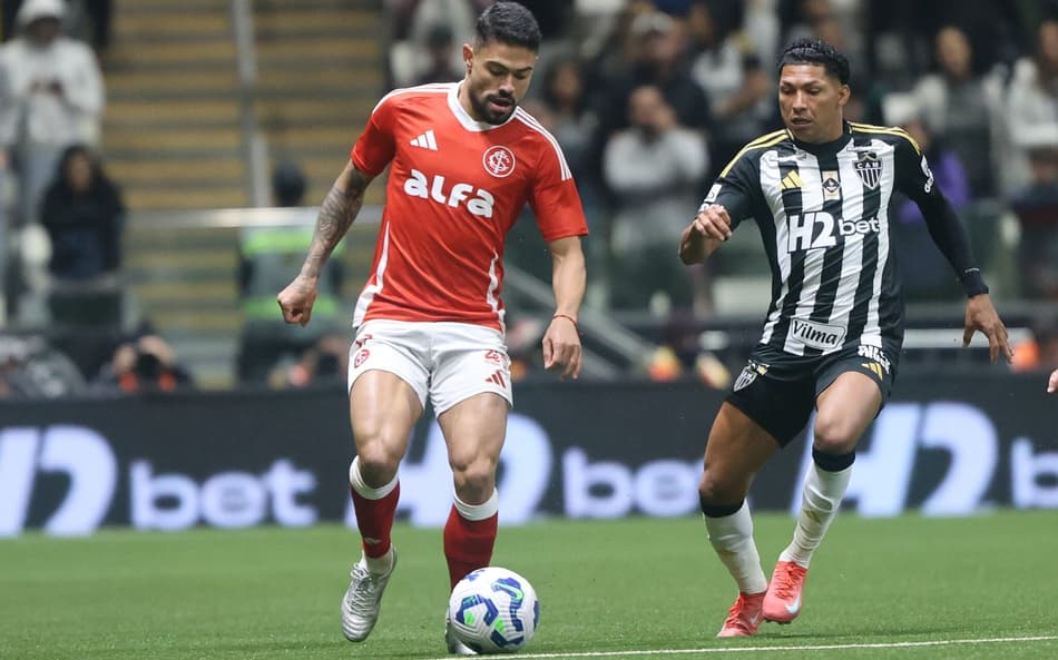 Bruno Tabata, do Internacional, e Rony, do Atlético-MG