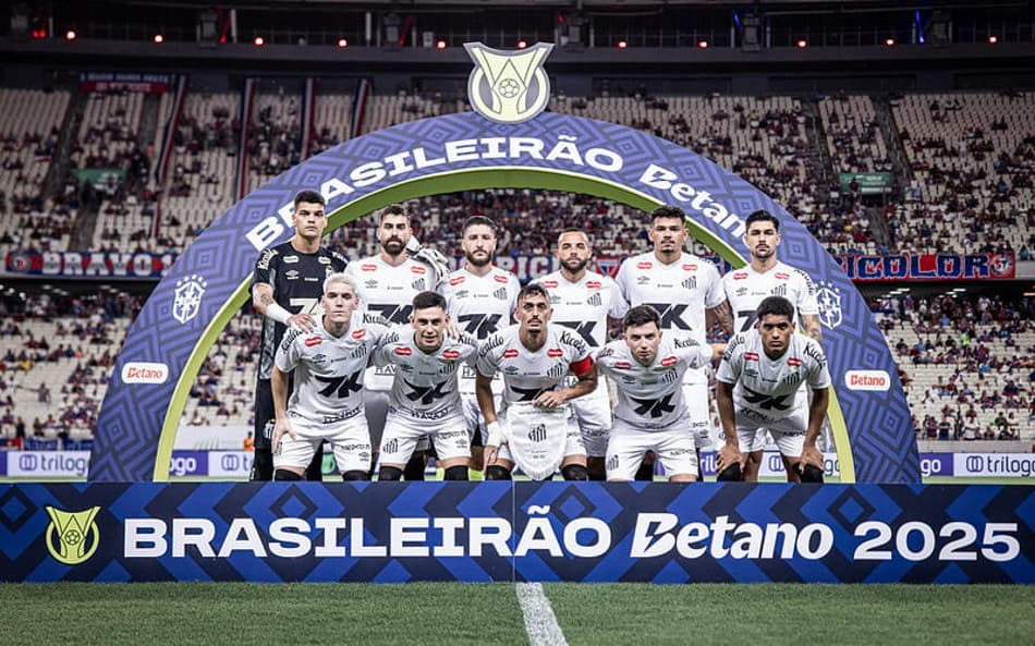 Elenco do Santos deixou a zona do rebaixamentoo com a vitória diante do Fortaleza. (Foto: Raul Baretta/ Santos FC)