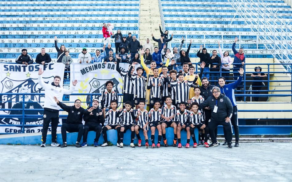 Equipe Sub-12 do Santos entre em campo (Foto: Reinaldo Campos/ Santos FC)