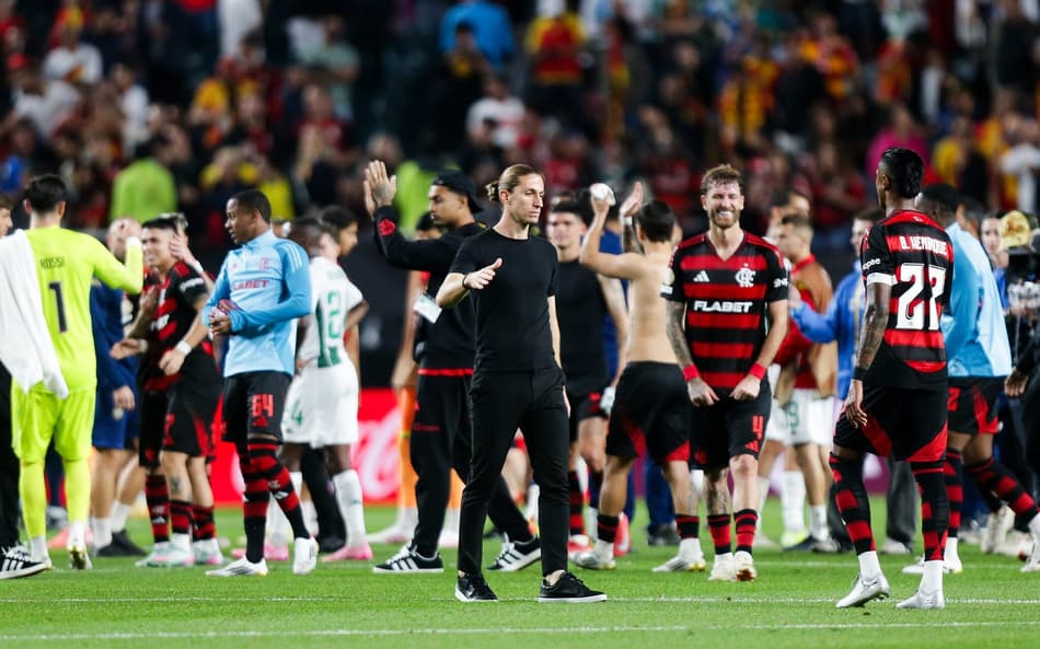 Filipe Luís cumprimenta jogadores do Flamengo após vitória contra o Espérance (Foto: Gilvan de Souza / Flamengo)
