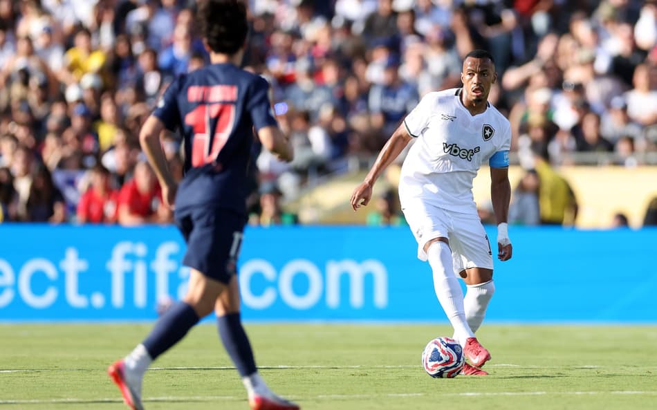 Marlon Freitas em ação no duelo entre Botafogo e PSG (Foto: Vítor Silva/Botafogo)