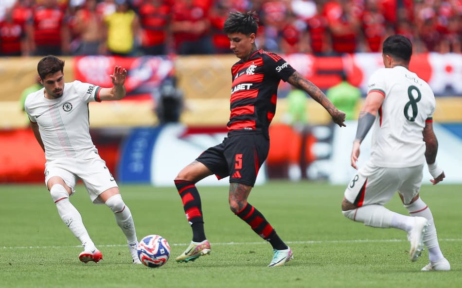 Pulgar em ação contra o Chelsea (Foto: Gilvan de Souza/Flamengo)