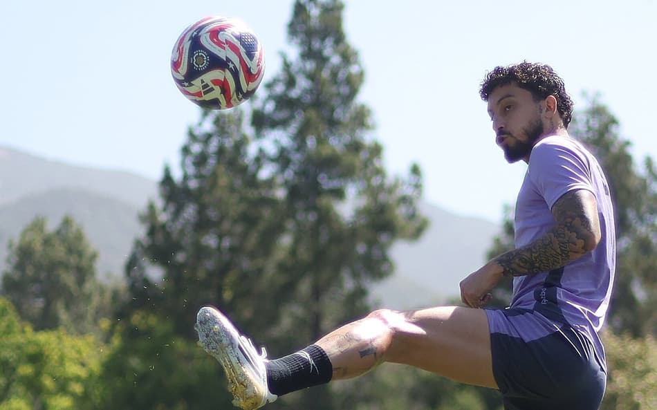 Alex Telles durante treino do Botafogo (Foto: Vítor Silva/Botafogo)