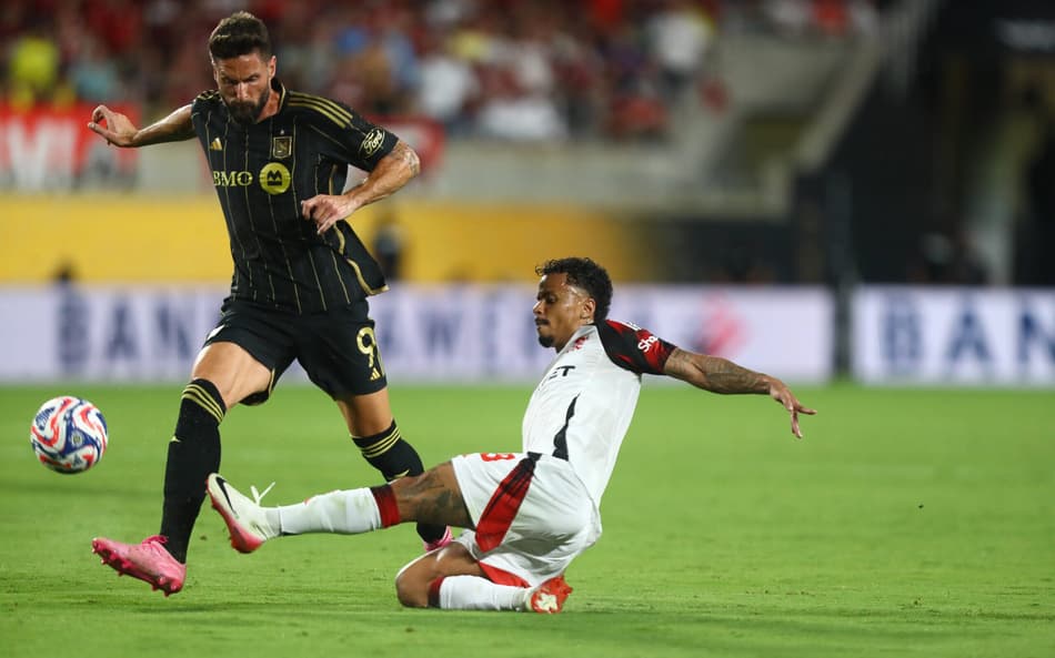 Giroud em campo contra o Flamengo no Mundial (Foto: Gilvan de Souza/Flamengo)