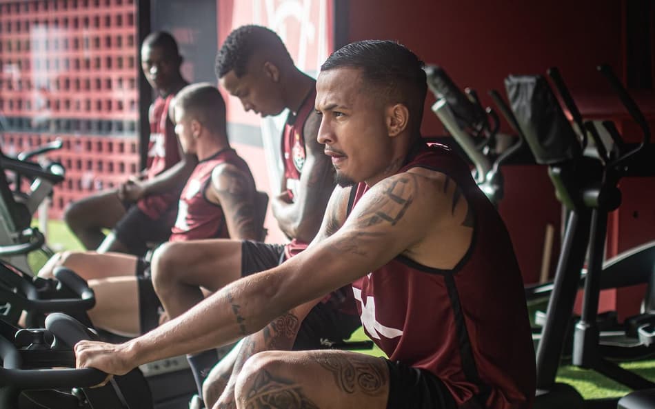 Jogadores do Vitória fazem atividades na academia (Foto: Victor Ferreira / EC Vitória)