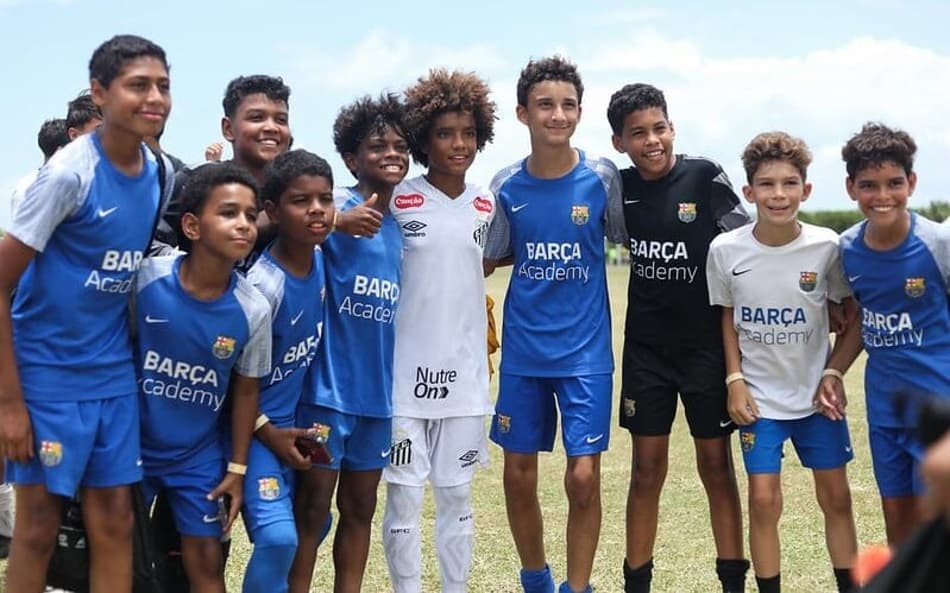Time do Sub-16 do Santos disputa torneio em Punta Cana com outras grandes equipes renomadas do futebol Mundial. Kauan Basile tira foto com meninos do Barcelona. (Foto: Reinaldo Campos/ Santos FC)