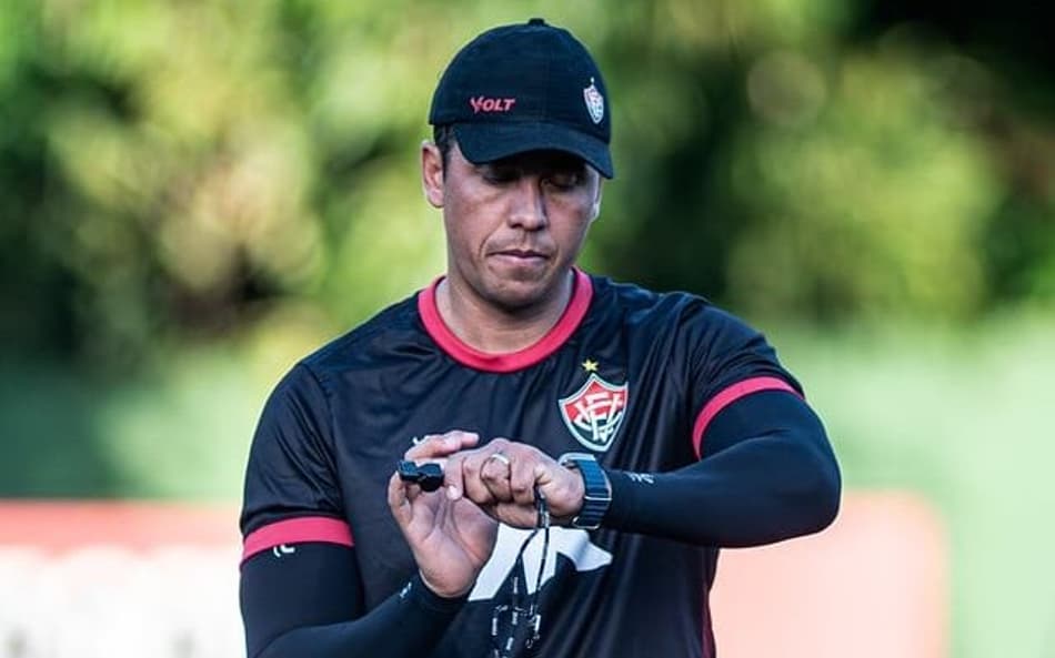 Thiago Carpini comanda treino do Vitória (Foto: Victor Ferreira / EC Vitória)