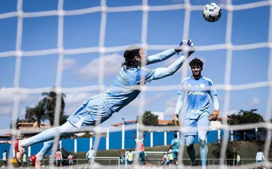 Goleiro Cássio, do Cruzeiro, em treino na Toca da Raposa (Foto: Gustavo Alexio/Cruzeiro)