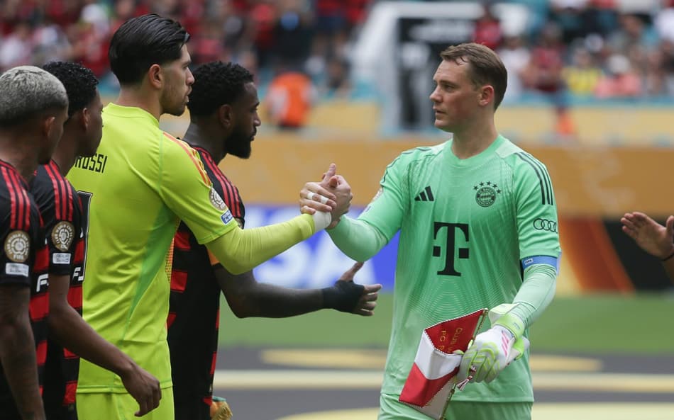Neuer cumprimenta Rossi antes de Flamengo x Bayern (Foto: Gilvan de Souza / Flamengo)