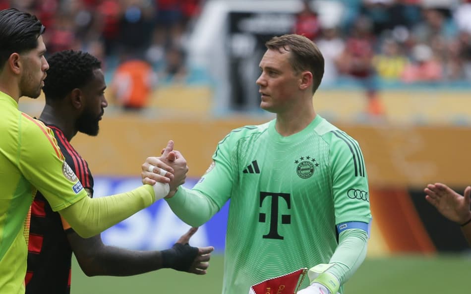 Neuer cumprimenta Rossi antes de Flamengo x Bayern (Foto: Gilvan de Souza / Flamengo)