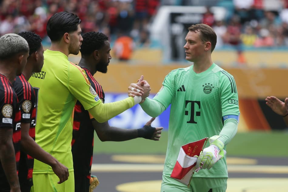 Neuer cumprimenta Rossi antes de Flamengo x Bayern (Foto: Gilvan de Souza / Flamengo)
