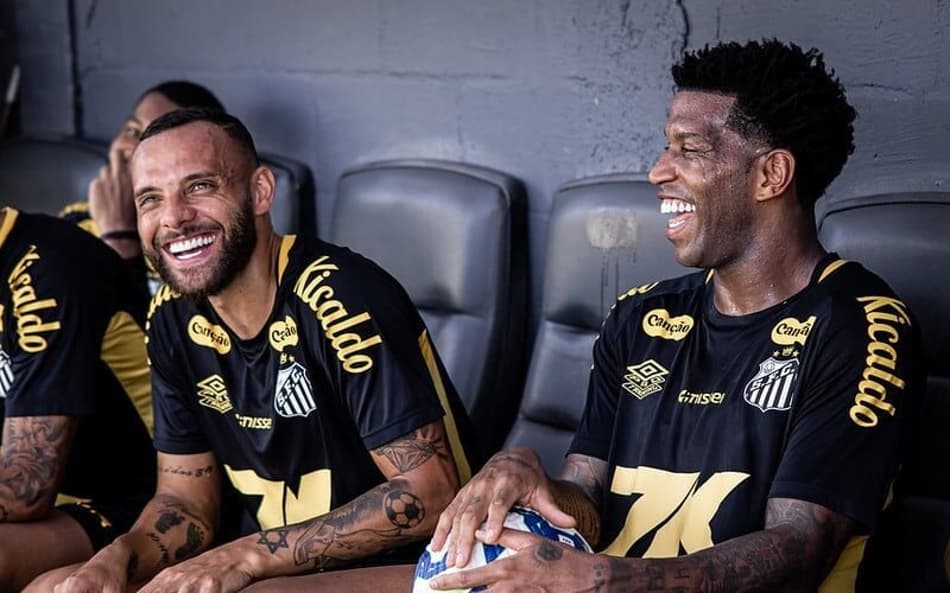 Guilherme e Gil durante treino no CT Rei Pelé. (Foto: Raul Baretta/ Santos FC)