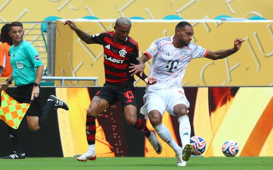 Wesley disputa bola com Tah no Hard Rock Stadium (Foto: Gilvan de Souza/Flamengo)