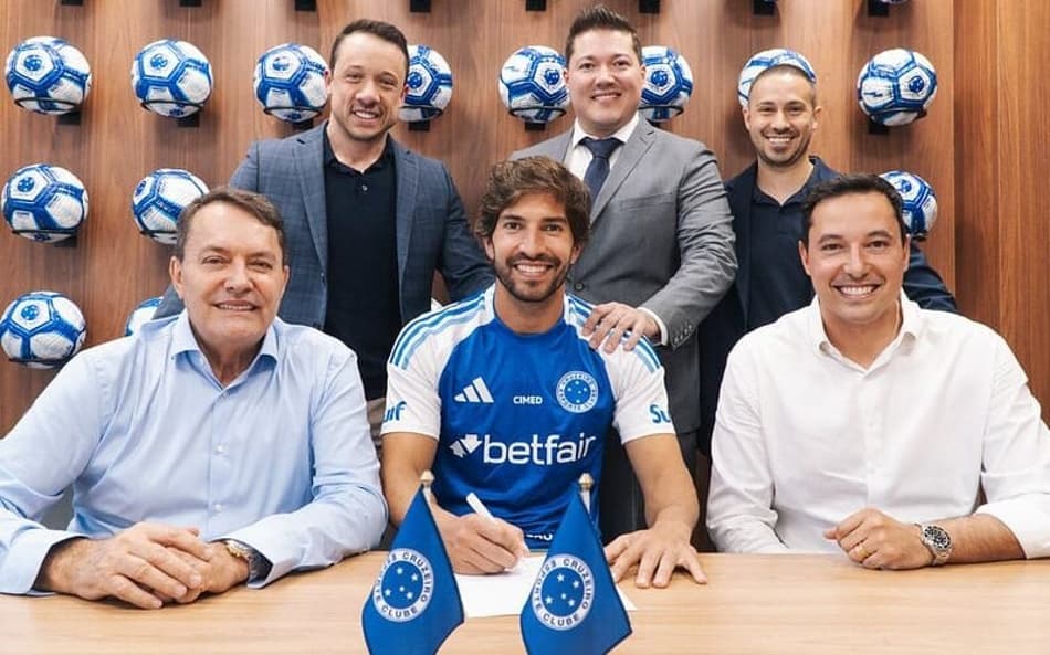 Volante Lucas Silva, do Cruzeiro, ao lado de Pedro Lourenço, dono da SAF (Foto: Gustavo Aleixo/Cruzeiro)