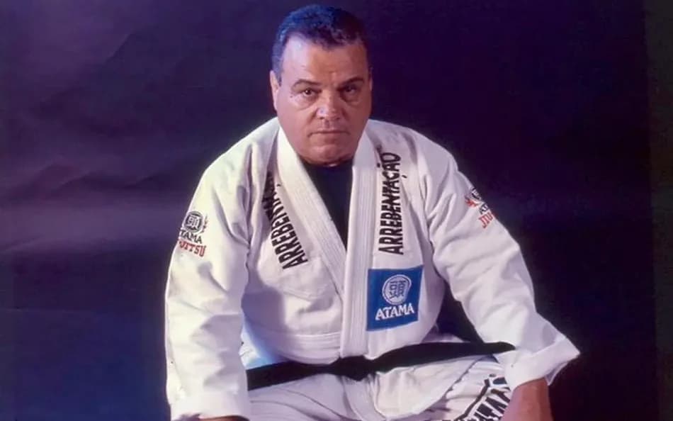 Estátua de Carlson Gracie é vandalizada no Rio de Janeiro; veja imagem