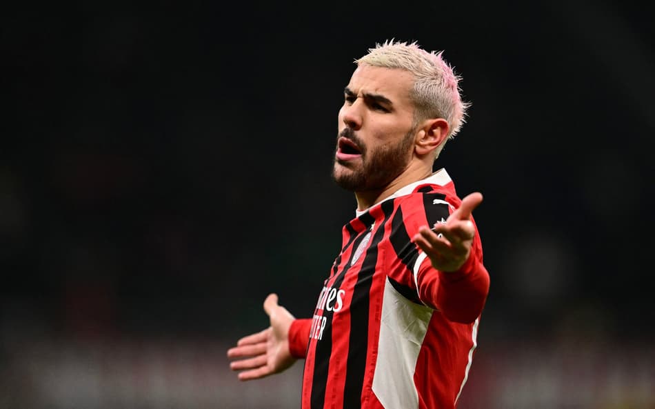 Theo Hernandéz é jogador do Milan desde 2019 (Foto: Marco Bertorello/ AFP)