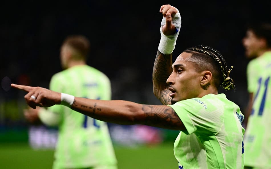 Raphinha comemora gol pelo Barcelona contra a Inter de Milão (Foto: Marco Bertorello/AFP)