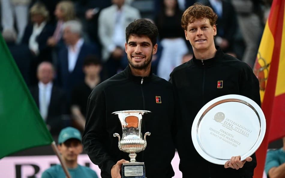 Alcaraz (e) derrotou Sinner na final do Masters 1000 de Roma (Foto:Tiziana FABI / AFP)