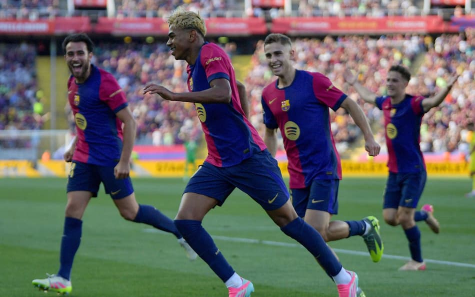 Yamal corre para comemorar gol do Barcelona contra o Villarreal (Foto: Manaure QUINTERO / AFP)