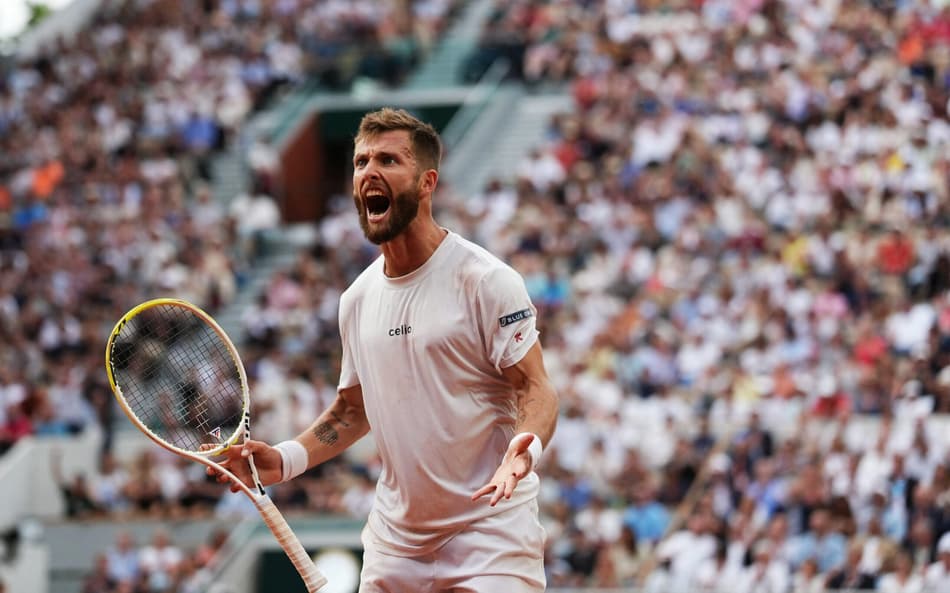 O francês Corentin Moutet na derrota para Novak Djokovic em Roland Garros (Foto: Dimitar DILKOFF / AFP)