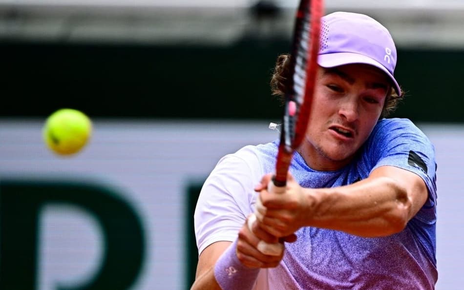 João Fonseca na partida contra o britânico Jack Draper em Roland Garros (Foto: JULIEN DE ROSA / AFP)