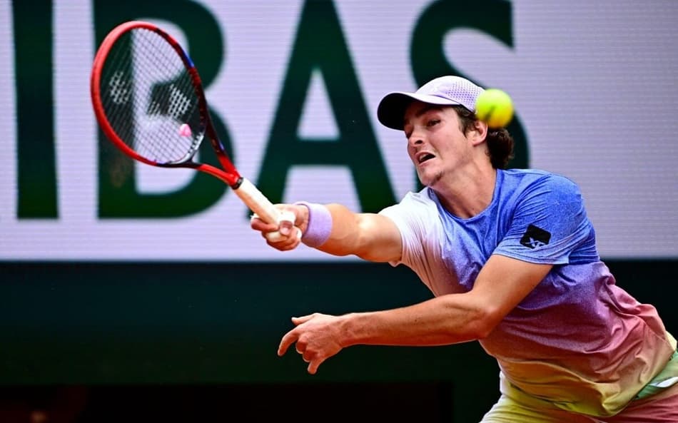 João Fonseca na partida contra o britânico Jack Draper em Roland Garros (Foto: JULIEN DE ROSA / AFP)