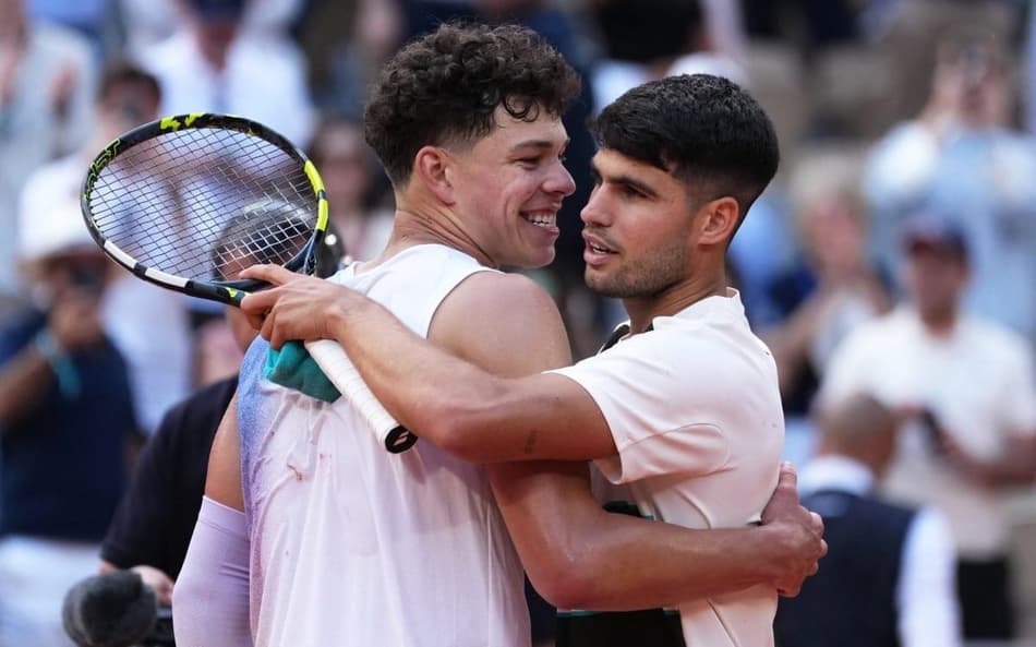 O espanhol Carlos Alcaraz cumprimenta o americano Ben Shelton após a vitória em Roland Garros (Foto: Dimitar DILKOFF / AFP)