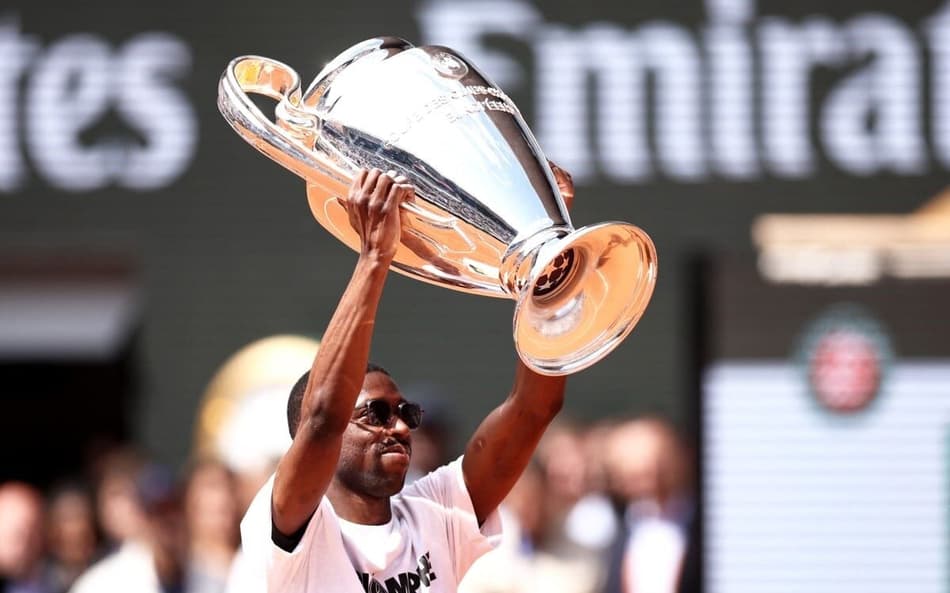 Atacante francês Dembélé com a Champions em Roland Garros (Foto: Anne-Christine POUJOULAT / AFP)