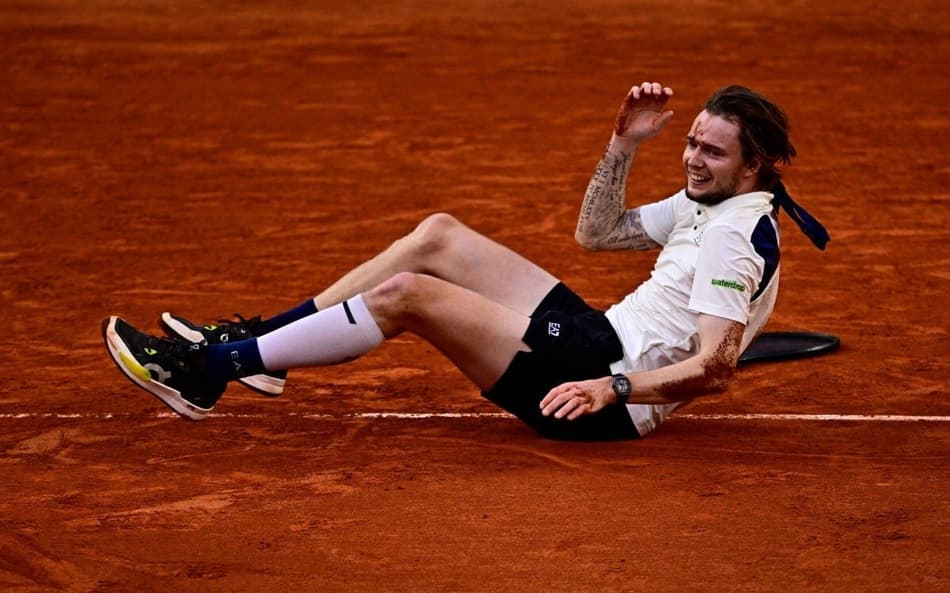 A emoção do cazaque Alexander Bublik após derrotar Jack Draper em Roland Garros (Foto: JULIEN DE ROSA / AFP)