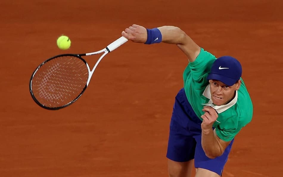 O italiano Jannik Sinner saca na partida contra o russo Andrey Rublev em Roland Garros (Foto: Alain JOCARD / AFP)