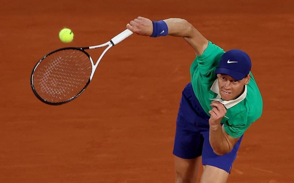 O italiano Jannik Sinner saca na partida contra o russo Andrey Rublev em Roland Garros (Foto: Alain JOCARD / AFP)