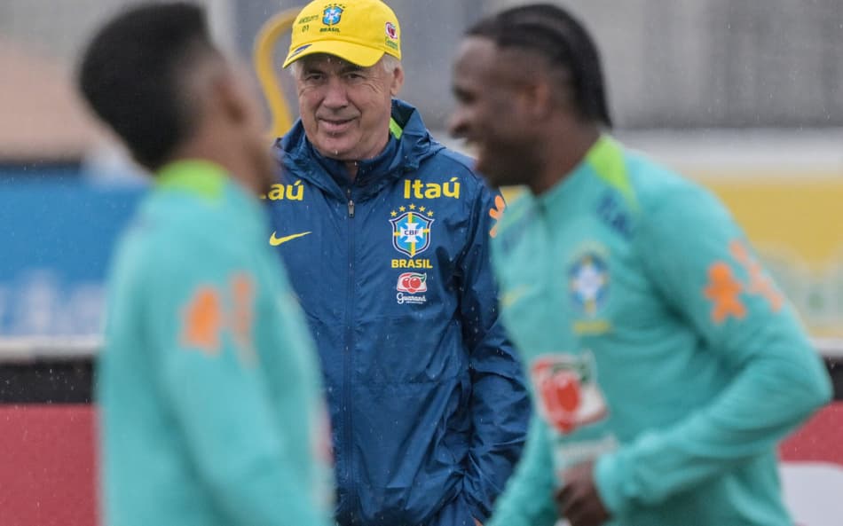Ancelotti no treino da Seleção (Foto: Nelson ALMEIDA / AFP)