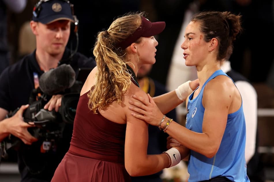 A francesa Lois Boisson (d) cumprimenta a russa Mirra Andreeva após a vitória em Roland Garros (Foto: ALAIN JOCARD / AFP)