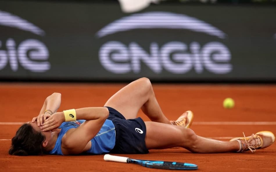 A emoção da francesa Lois Boisson após a vitória sobre a russa Mirra Andreeva em Roland Garros (Foto: ALAIN JOCARD / AFP)