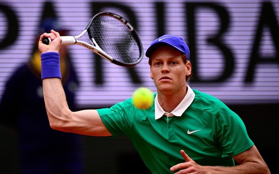O italiano Jannik Sinner na viória sobre o cazaque Alexander Bublik em Roland Garros (Foto: JULIEN DE ROSA / AFP)