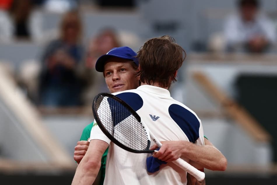 O italiano Jannik Sinner abraça o cazaque Alexander Bublik em Roland Garros (Foto: Thibaud MORITZ / AFP)