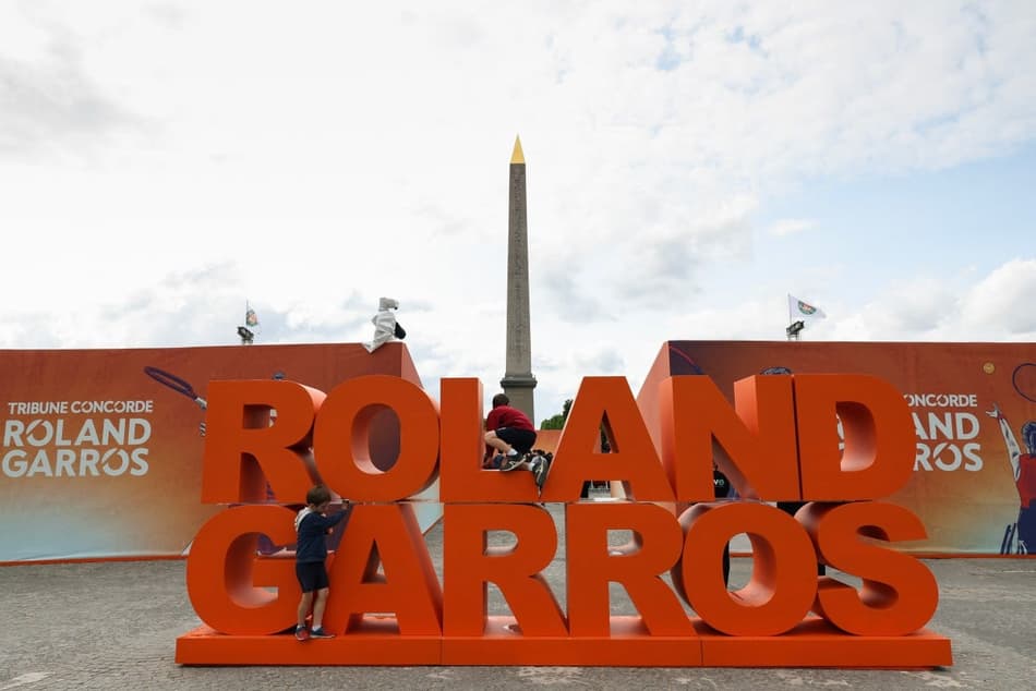 Crianças se divertem, na Praça de La Concórdia, em Paris, na Fanzone de Roland Garros (Foto: Xavier GALIANA / AFP)