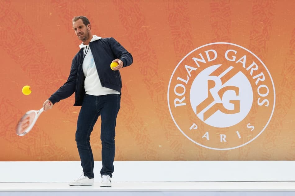 O francês Richard Gasquet, que se aposentou em Roland Garros, faz uma exibição na Praça de La Concórdia, em Paris (Photo by Xavier GALIANA / AFP)