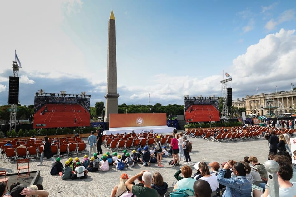 Torcedores assistem a um dos jogos de Roland Garros na Fan Zone na Praça de La Concórdia, em Paris (Foto: Xavier GALIANA / AFP)