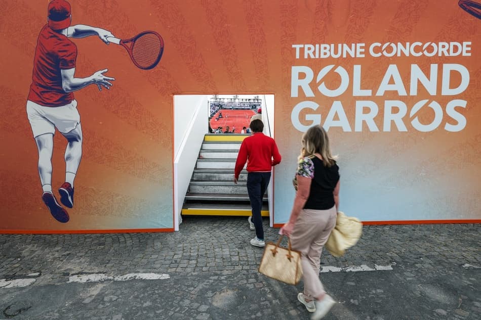 Torcedores chegam à Praça de La Concórdia, em Paris, na Fan zone de Roland Garros (Foto: Xavier GALIANA / AFP)