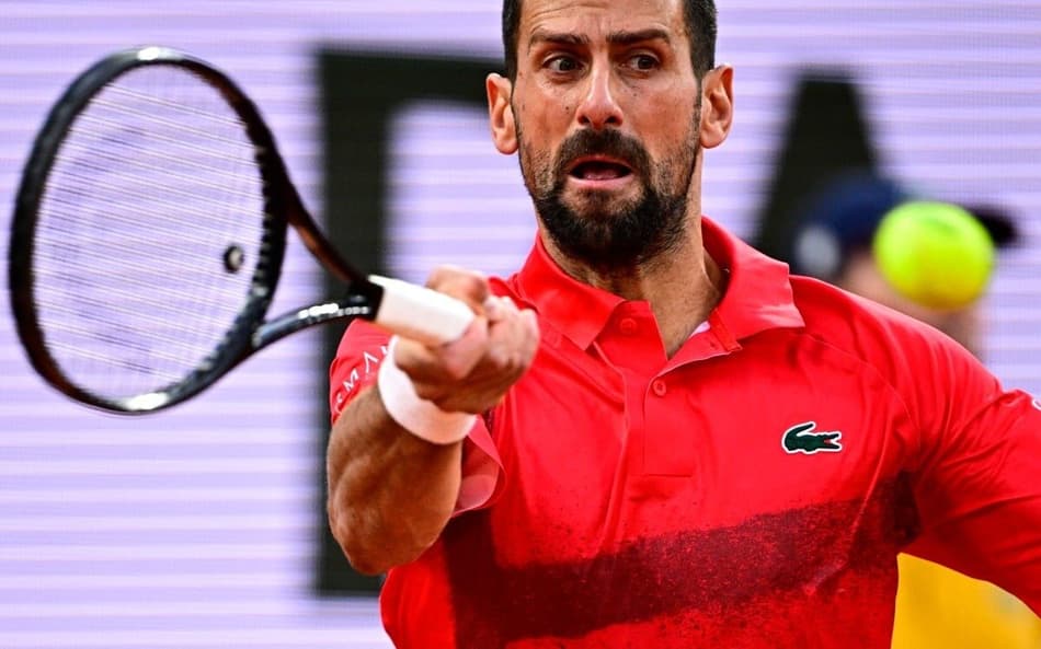 O sérvio Novak Djokovicna vitória sobre o alemaõ Alexander Zverev em Roland Garros (Foto: JULIEN DE ROSA / AFP)