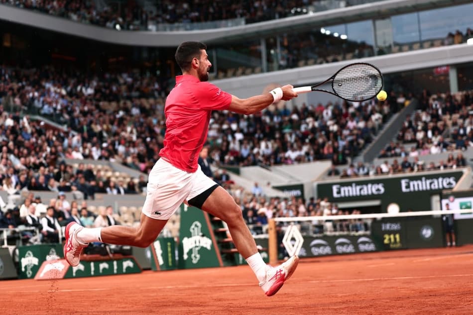 O sérvio Novak Djokovic devolve a bola na partida contra o alemão Alexander Zverev em Roland Garros (Foto: Thibaud MORITZ / AFP)