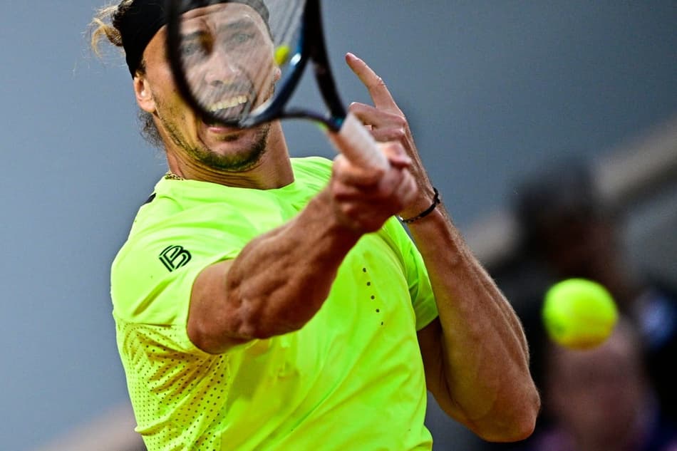 O alemão Alexander Zverev na partida contra o sérvio Novak Djokovic em Roland Garros (Foto: JULIEN DE ROSA / AFP)