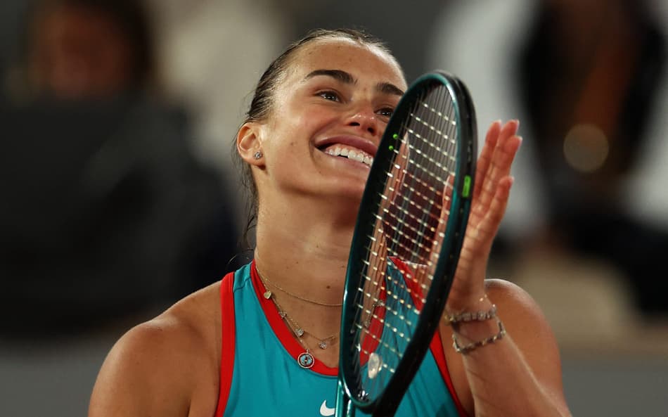 Belarus' Aryna Sabalenka celebrates her victory over Poland's Iga Swiatek during their women's singles semi-final match on day 12 of the French Open tennis tournament on Court Philippe-Chatrier at the Roland-Garros Complex in Paris on June 5, 2025. (Photo by Alain JOCARD / AFP)